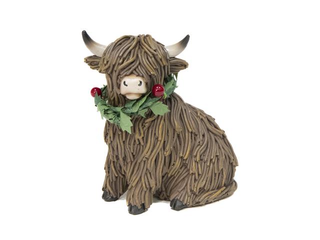 POLYRESIN SITTING HIGHLAND COW WITH WREATH FIGURINE